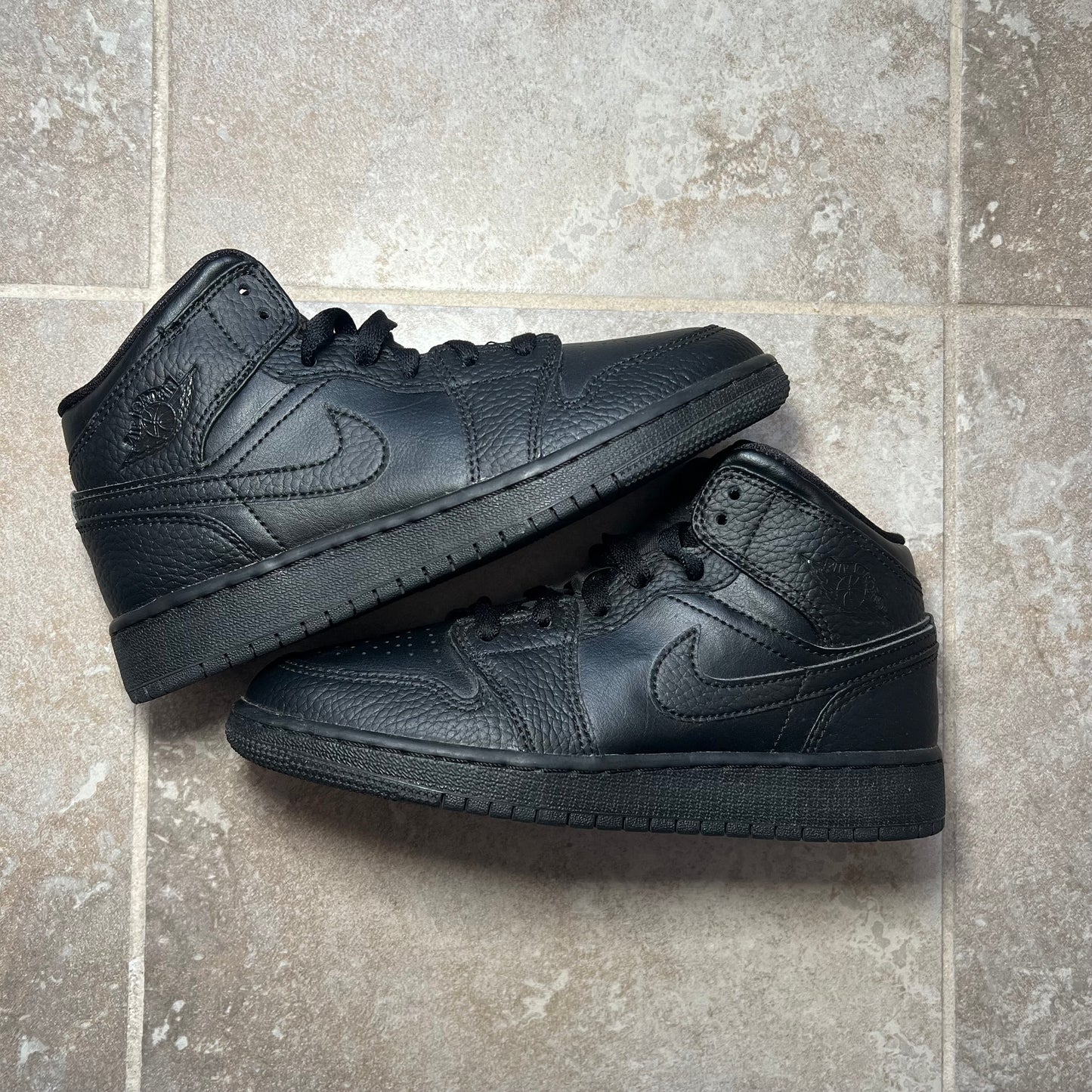 Jordan 1 Mid “Triple Black” (SIZE 3.5)