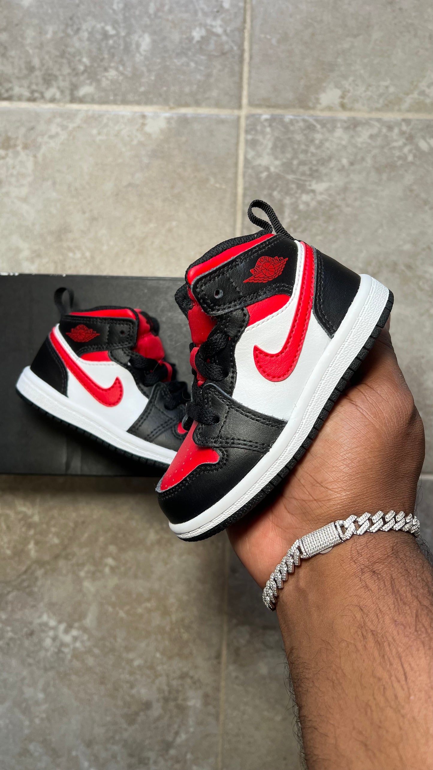 Jordan 1 Mid “Black Red White” (SIZE 6C)