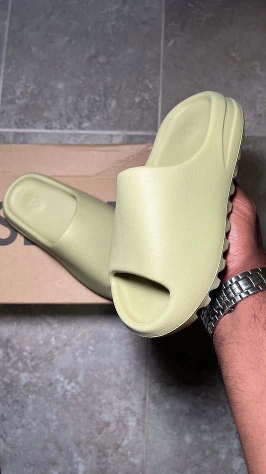 adidas Yeezy Slide “Resin” (SIZE 4)