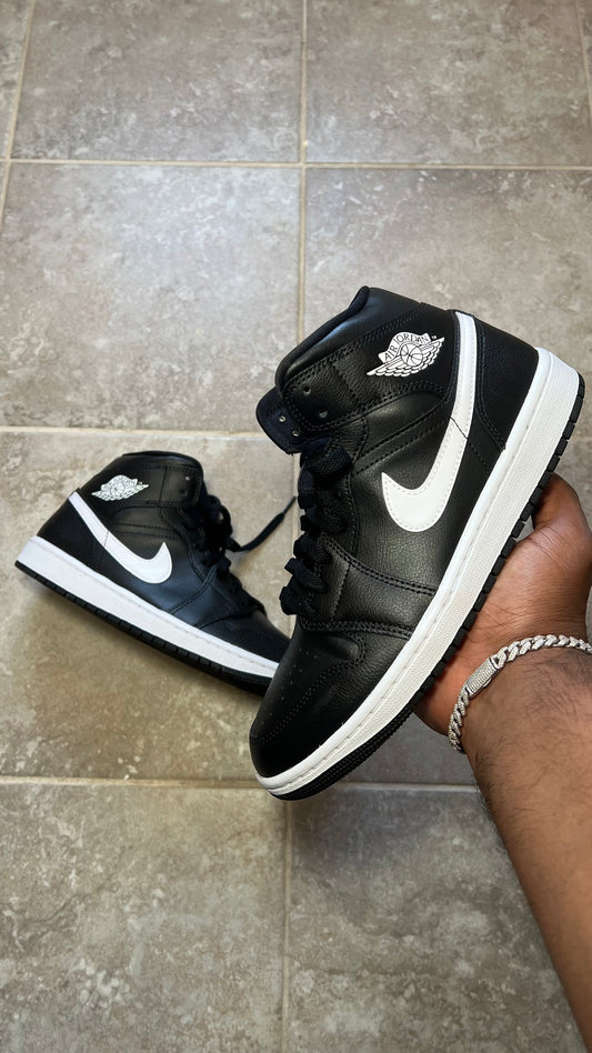 Jordan 1 Mid “Black White” (SIZE 7.5)